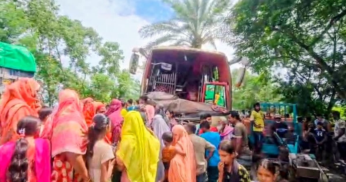 নাটোরে যাত্রীবাহী বাস ও গরুবাহী টেম্পুর সংঘর্ষে তিনজন নিহত