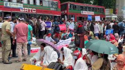 শাহবাগে অবস্থান নিয়েছেন প্রাথমিক শিক্ষক নিয়োগের সুপারিশপ্রাপ্তরা