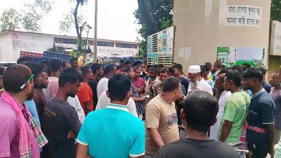 লালমনিরহাটে বাফার গোডাউনে শ্রমিকদের কাজ বন্ধ, ভোগান্তিতে ট্রাকচালকরা