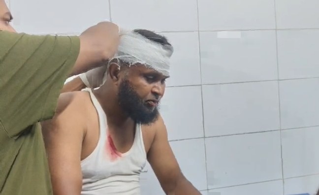 নড়াইলে মাদক বিরোধী অভিযানে পুলিশের মাথা ফাটিয়ে দিল মাদক ব্যবসায়ীরা