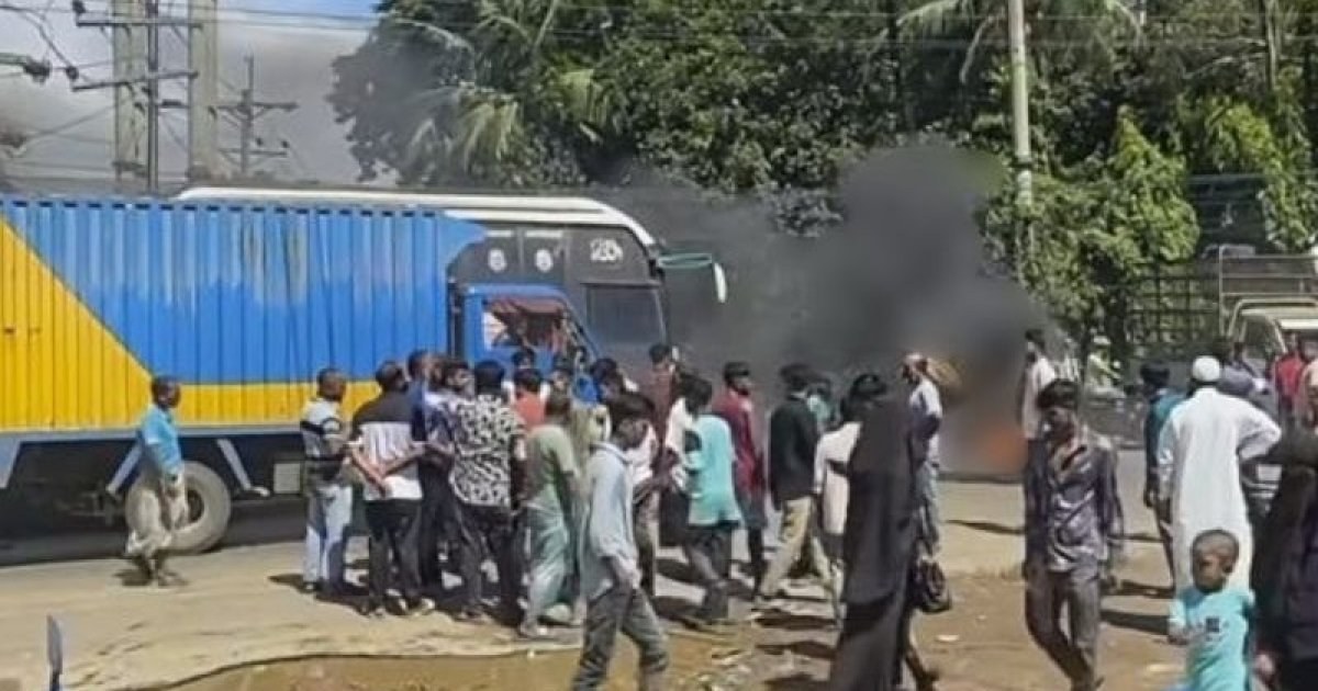 নরসিংদীতে সিএনজি স্টেশনে গ্যাস সংকট, পরিবহন শ্রমিকদের বিক্ষোভে যানজট