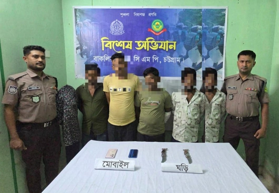 শাহ আমানত সেতুতে ছিনতাই: অটোরিকশা-ছোরাসহ গ্রেপ্তার ৫