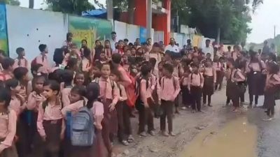 উত্তর প্রদেশে স্কুল ভবন নির্মাণের দাবিতে জেনারেশন আলফার শিক্ষার্থীদের বিক্ষোভ