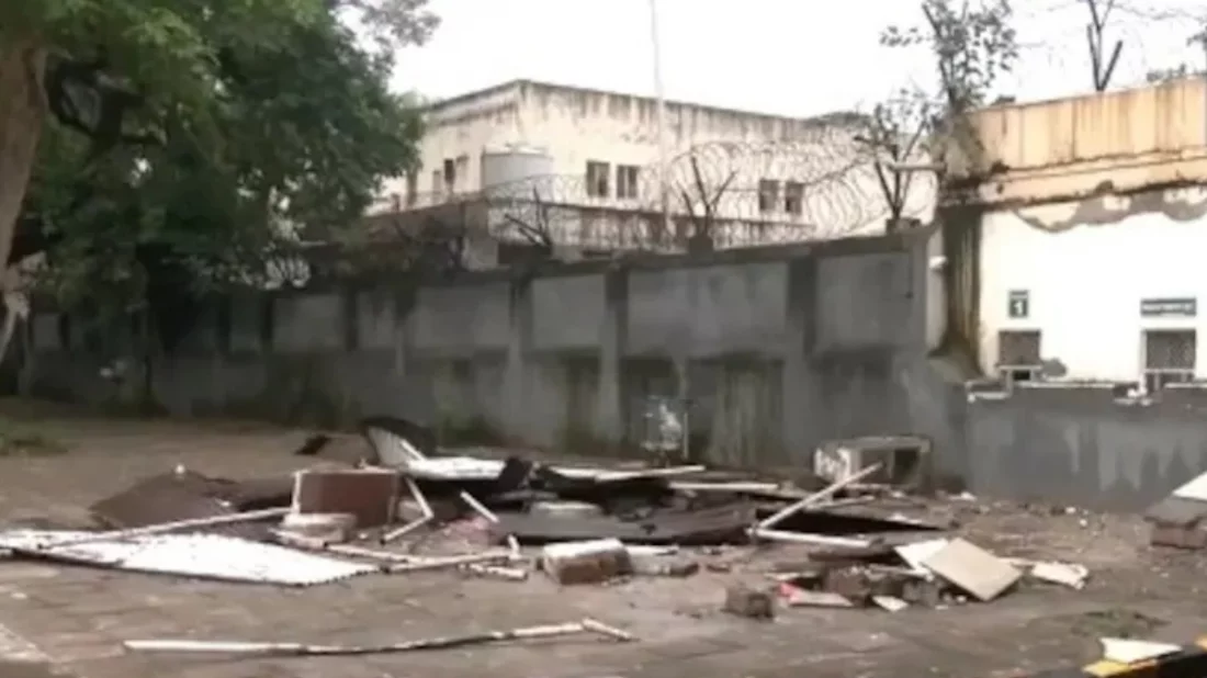 পাকিস্তান হাইকমিশনের নিরাপত্তা বেষ্টনী গুঁড়িয়ে দিলো দিল্লি
