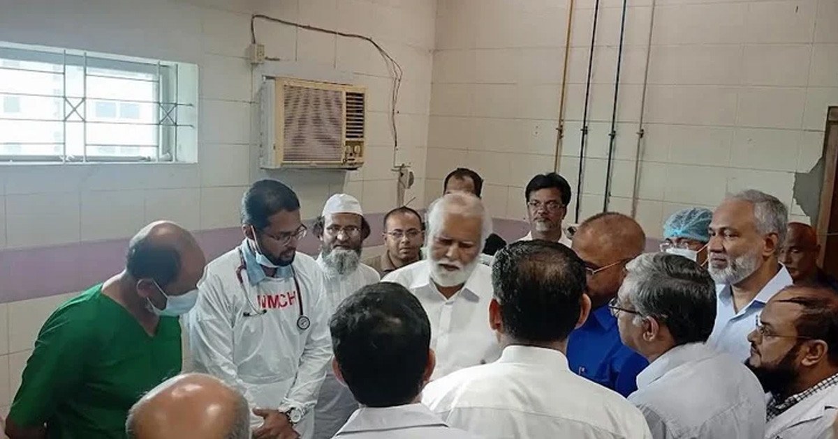 মমেক হাসপাতালে ত্রাণ প্রতিমন্ত্রীর পরিদর্শন, সেবার মান উন্নয়নের নির্দেশনা