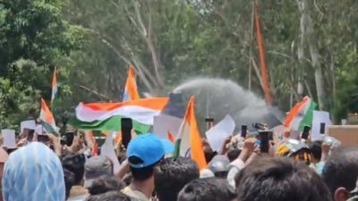 ভারতের ঝাড়খণ্ডে আন্দোলনকারী শিক্ষার্থীদের ওপর পুলিশের লাঠিচার্জ