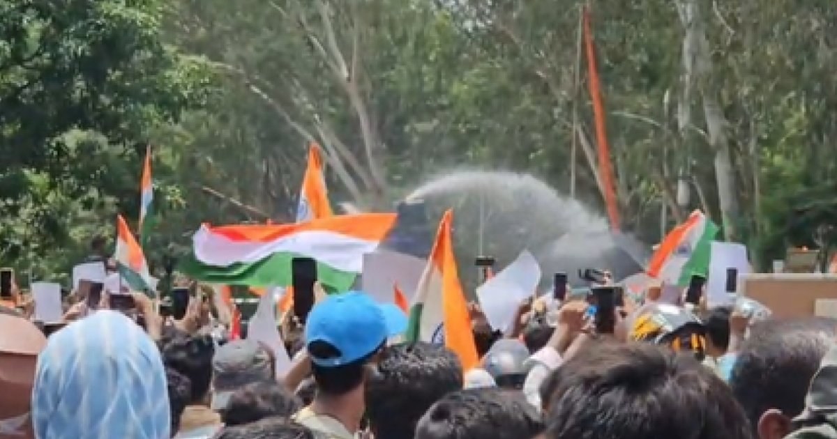 ভারতের ঝাড়খণ্ডে আন্দোলনকারী শিক্ষার্থীদের ওপর পুলিশের লাঠিচার্জ