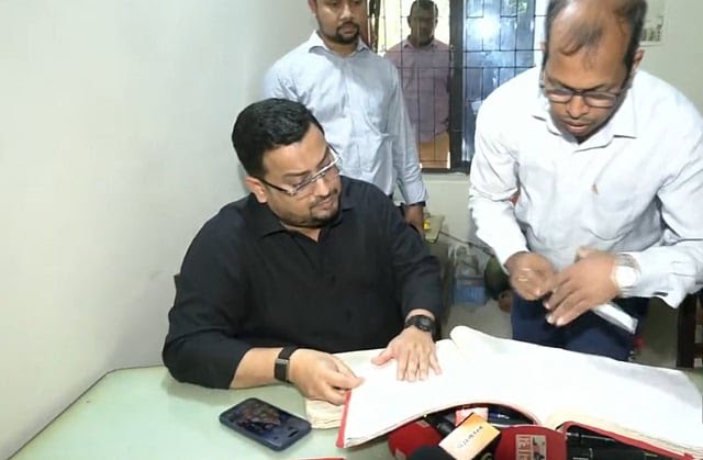 কর্মকর্তা-কর্মচারীরা উপস্থিত না থাকলেও অনেকের হাজিরা দেওয়া হয়ে গেছে: ভূমি প্রতিমন্ত্রী