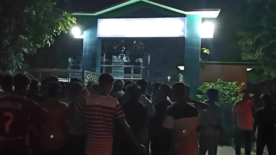 নিবন্ধনহীন মোটরসাইকেল আটক, চাঁপাইনবাবগঞ্জে এসপি কার্যালয় ঘেরাও ছাত্রদলের