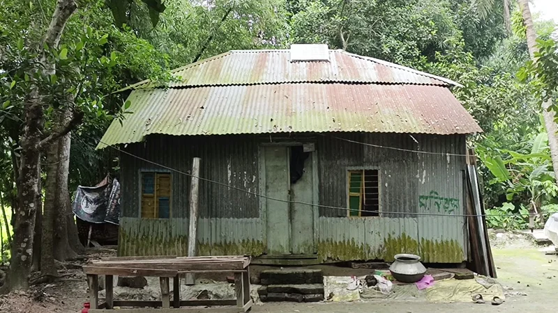 বাঁধনের ওপর হামলা ছাত্রলীগ নেতা মনিরুলের বাড়িতে তালা, আত্মগোপনে পরিবার