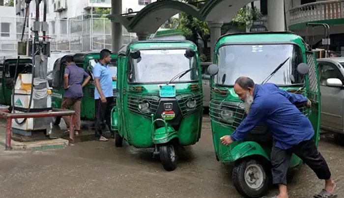 গ্যাস-বিদ্যুৎ সংকটে বিপর্যস্ত বাংলাদেশ, চাপে পোশাকশিল্পও