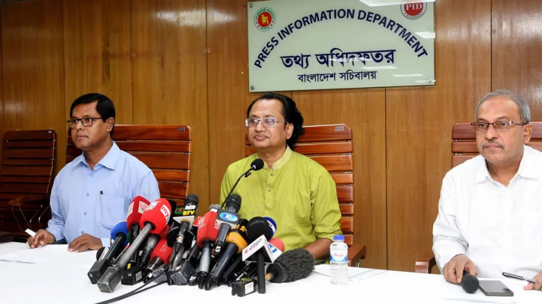 ককটেল ফুটিয়ে সরকারকে চাপে ফেলা যাবে না: তথ্য উপদেষ্টা