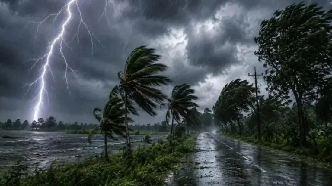দেশের ১২ অঞ্চলে ৬০ কিলোমিটার বেগে ঝড়ের আশঙ্কা, নদীবন্দরে সতর্কতা