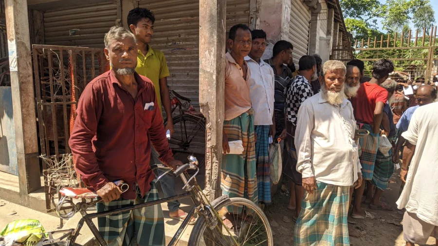 ‘তিন দিন ঘুরছি, সার পাই নাই: মারি ফেলার বুদ্ধি করছে’ কুড়িগ্রামে ভোগান্তিতে কৃষক