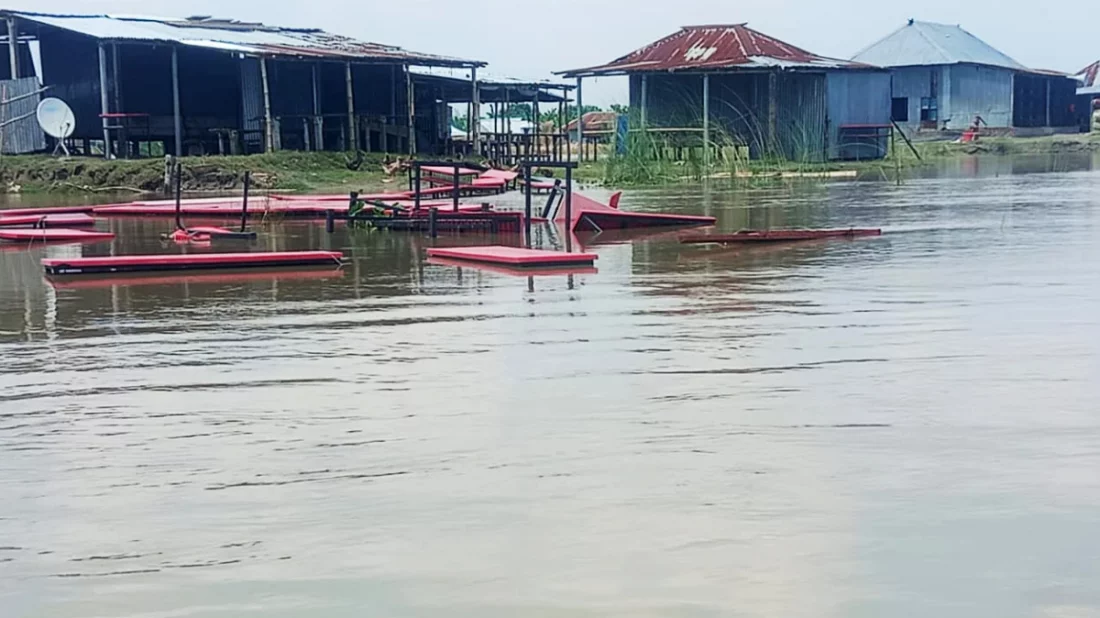বাঘার ১৫ চরে ২০ হাজার মানুষ পানিবন্দী, বন্ধ ৮ শিক্ষাপ্রতিষ্ঠান