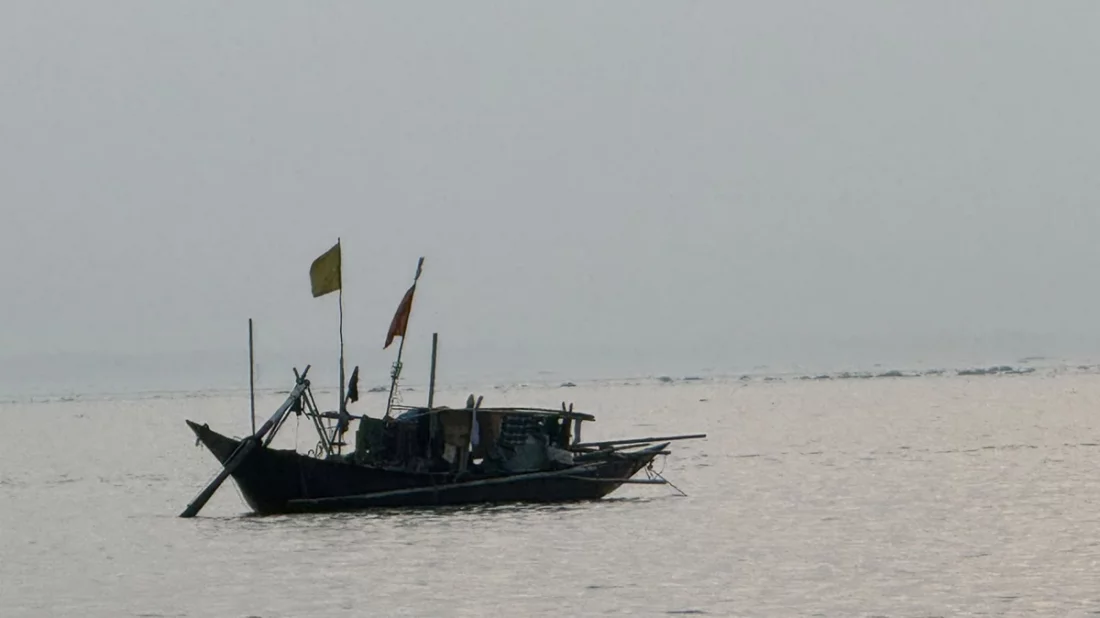 পদ্মায় ইলিশের আকাল, জীবিকা বদলাচ্ছেন জেলেরা