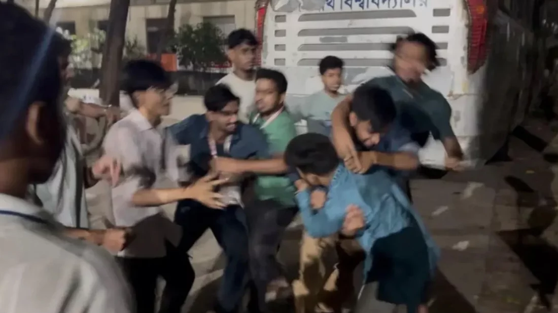 জবিতে ছাত্রদলের কনসার্টে স্টেজে বসা নিয়ে সংঘর্ষ, আহত ৩