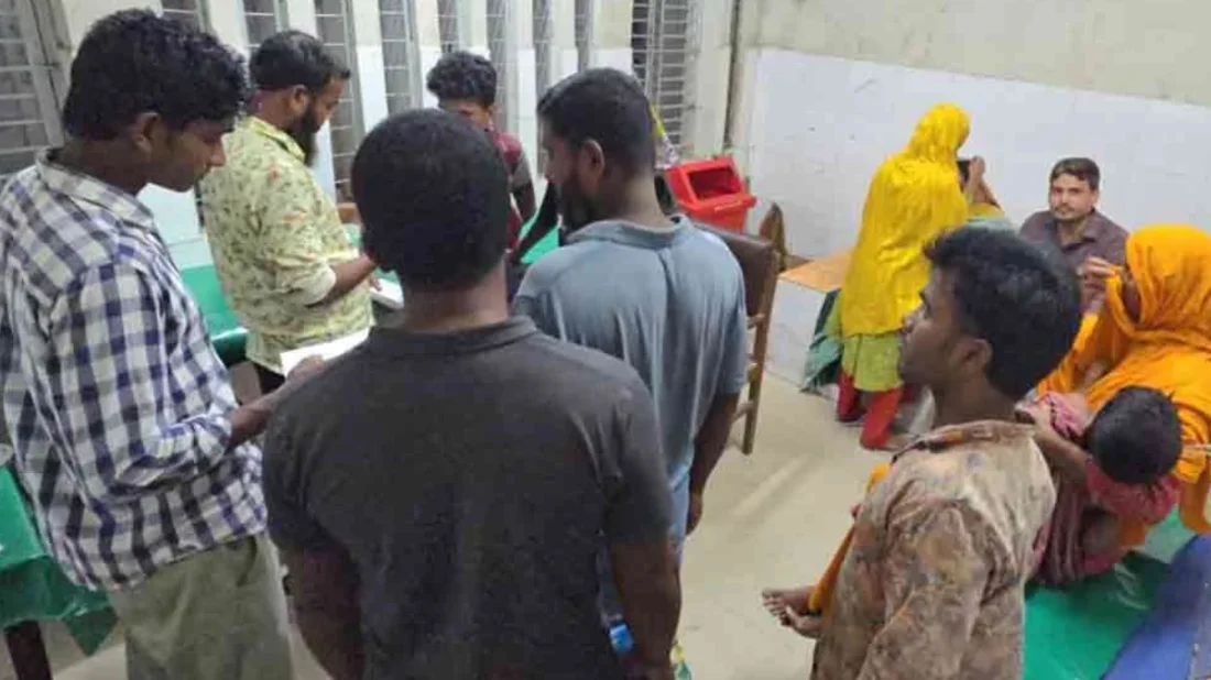 সাঁথিয়ায় লোকালয়ে ঢুকে শিয়ালের হামলা, নারী-শিশুসহ আহত ১১