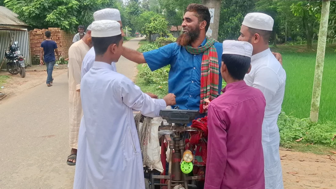 মাদ্রাসাছাত্র-আলেমদের কাছ থেকে ভাড়া নেন না ইয়ার মাহমুদ, চান শুধু দোয়া