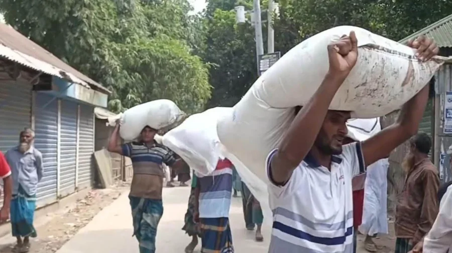 রৌমারীতে সারের জন্য অপেক্ষা , গুদামের বেড়া ভেঙে সার নিলেন কৃষকরা