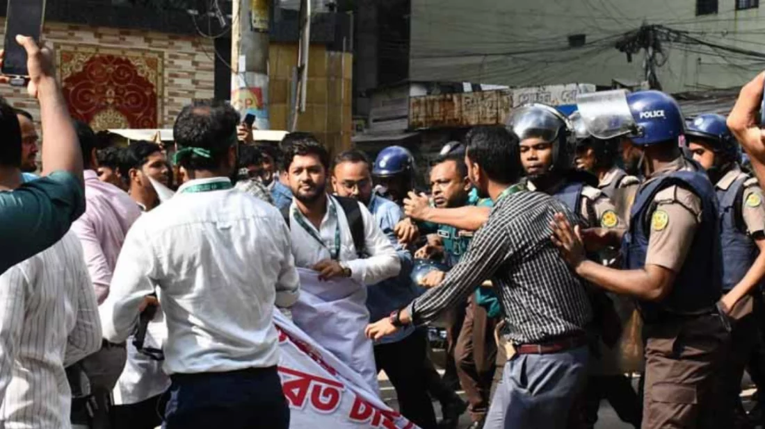 ইসলামী ব্যাংকের সামনে দুই পক্ষের সংঘর্ষ, আহত কয়েকজন