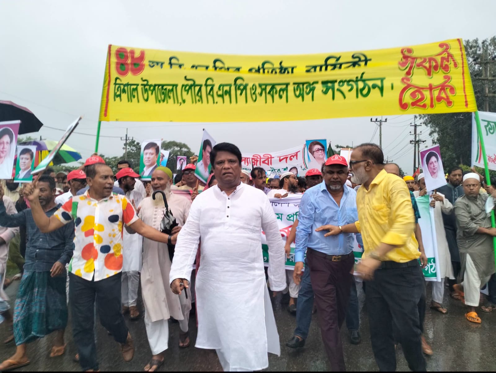 ত্রিশালে বিএনপির প্রতিষ্ঠাবার্ষিকীর র‍্যালি, বৃষ্টিতেও নেতাকর্মীদের উপস্থিতি