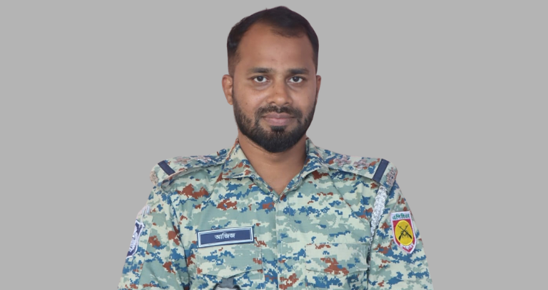 রোহিঙ্গা ক্যাম্পে অসামান্য অবদানের স্বীকৃতি, BPM পেলেন এসআই মোঃ আজিজুর রহমান