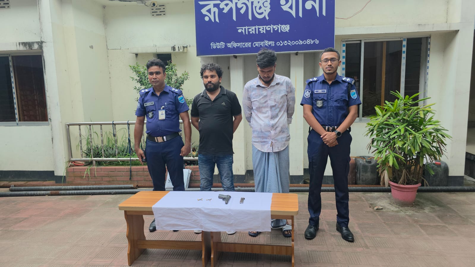 বিদেশি পিস্তল ও ৭ রাউন্ড গুলিসহ রুপগঞ্জে ৭টি হত্যা ও যাবজ্জীবন সাজাপ্রাপ্ত ২৬ মামলার পলাতক  আসামী সবুজ গ্রেফতার