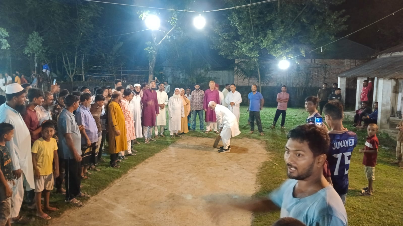 দিনাজপুর বীরগঞ্জের বোয়ালমারীতে নাইট ক্রিকেট টুর্নামেন্ট এর উদ্বোধন করেন এমপি মনজুরুল ইসলাম