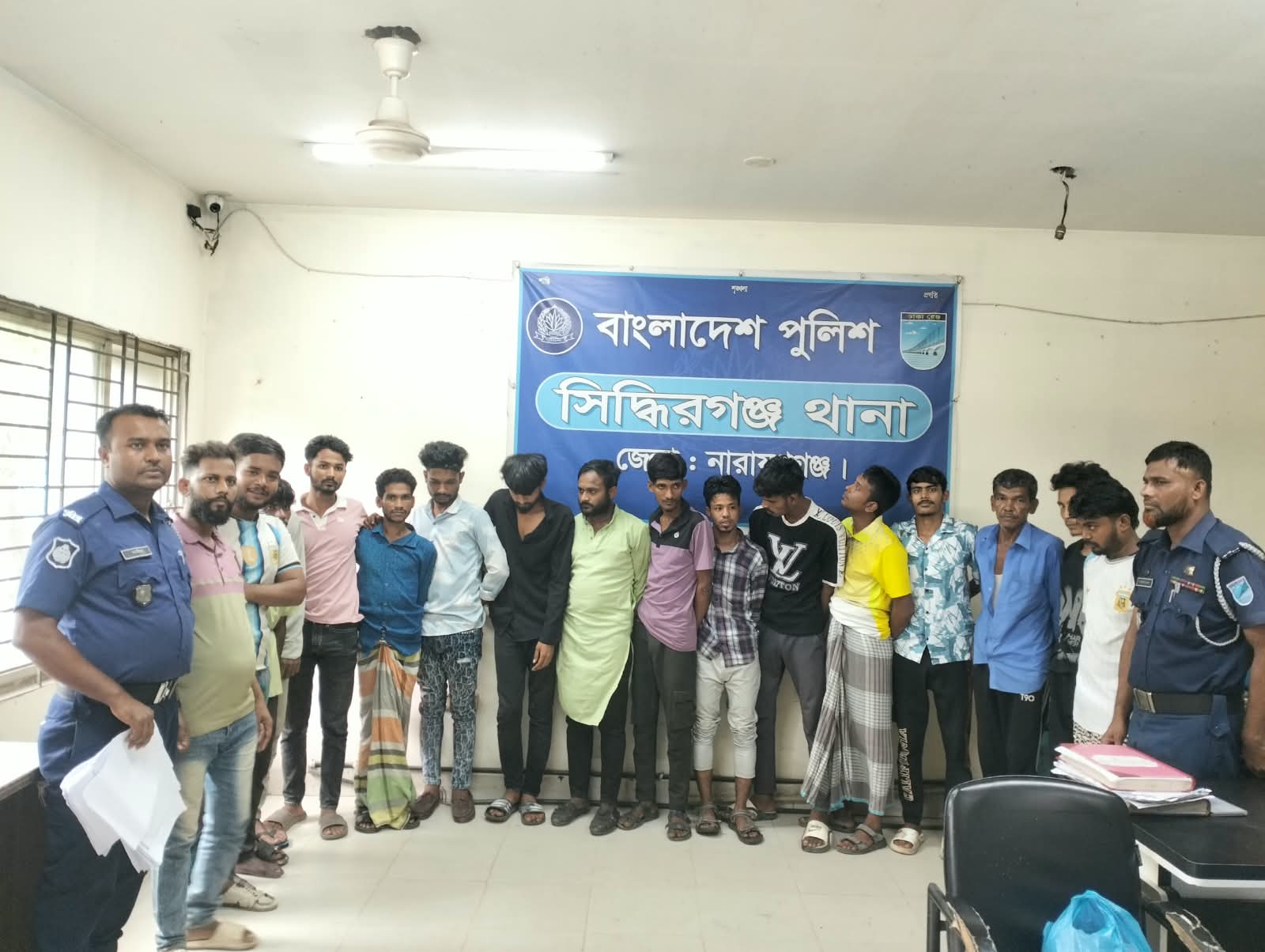 সিদ্ধিরগঞ্জে মাদকসহ গ্রেপ্তার ২৬