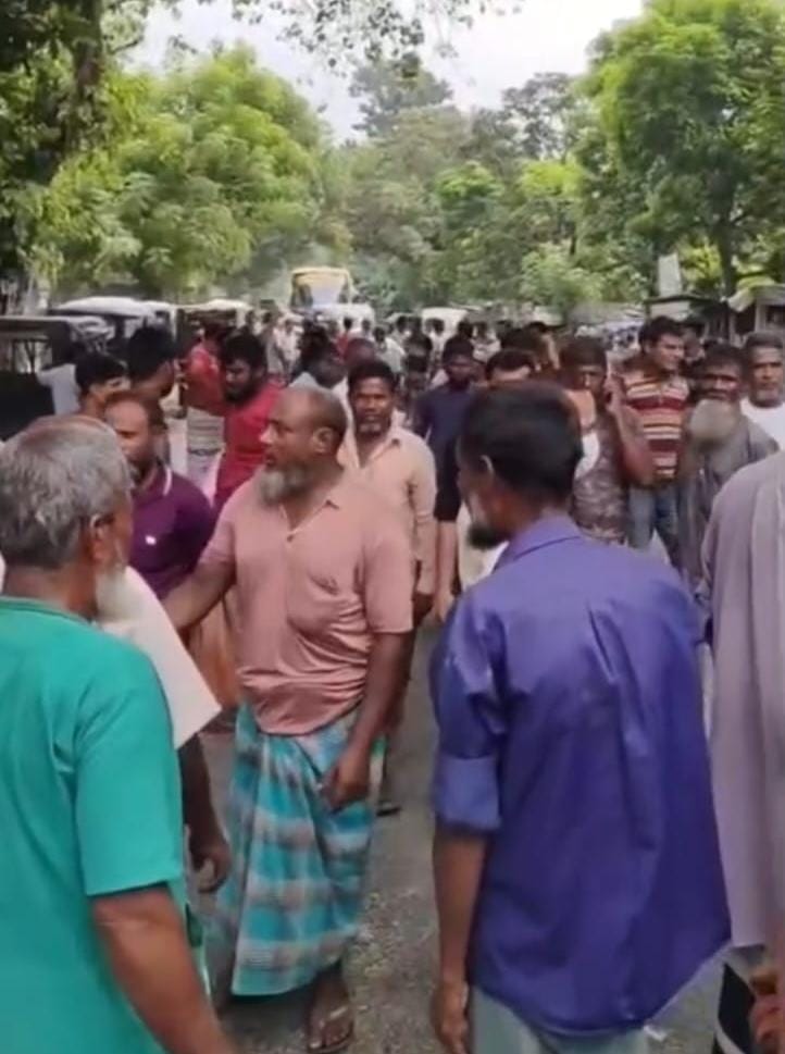 সারের দাবিতে পুনরায়  লালমনিরহাটে মহাসড়ক অবরোধ, প্রায় ১ ঘণ্টা পর সড়ক ছাড়লেন কৃষকরা