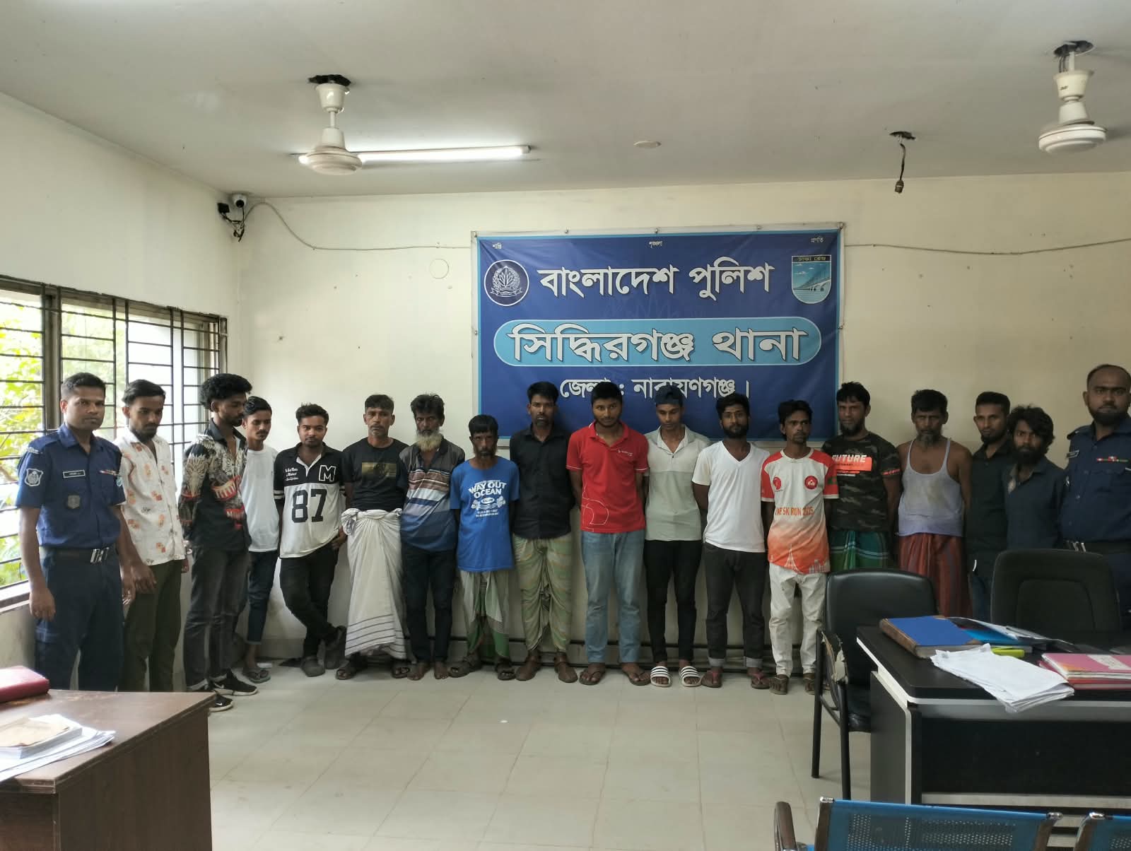 সিদ্ধিরগঞ্জে পৃথক অভিযানে চাঁদাবাজি-চুরি ও ওয়ারেন্ট মামলায় ২৪ জন গ্রেপ্তার