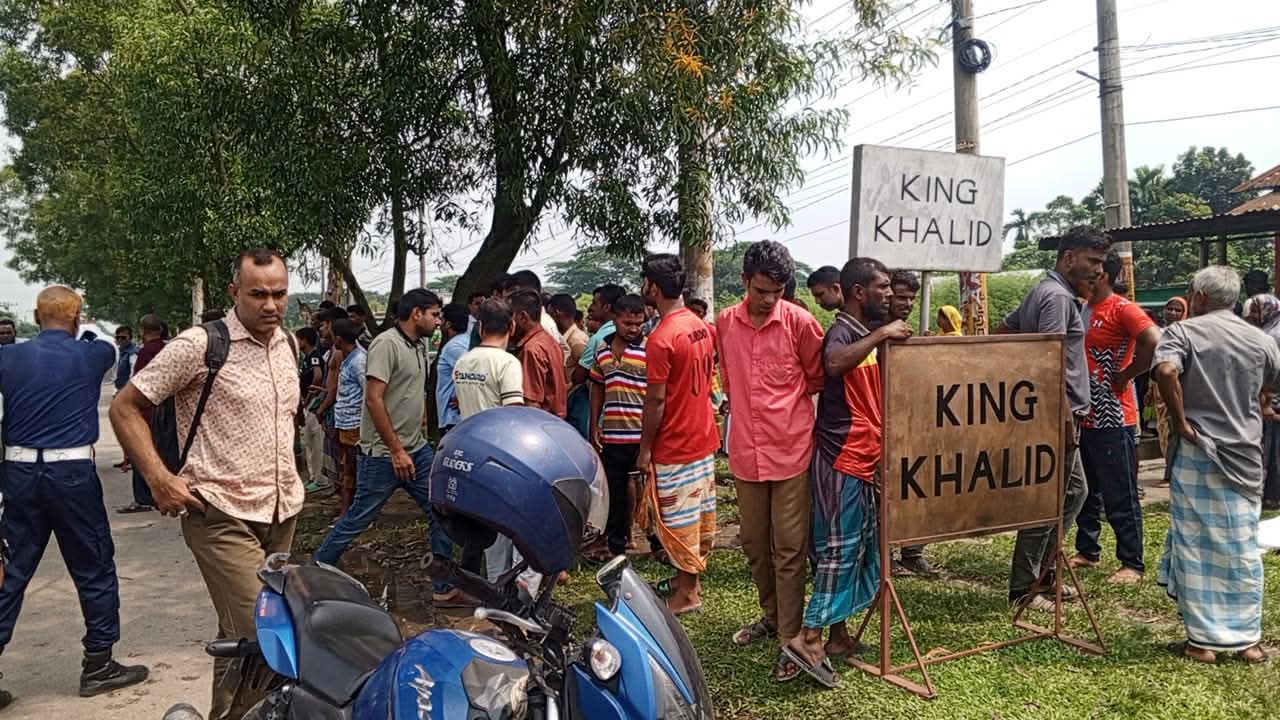 ত্রিশালে ভ্যানকে বাসের ধাক্কা, ছিটকে পড়া যাত্রীর ওপর বাস তুলে দেওয়ার অভিযোগ; নারী নিহত