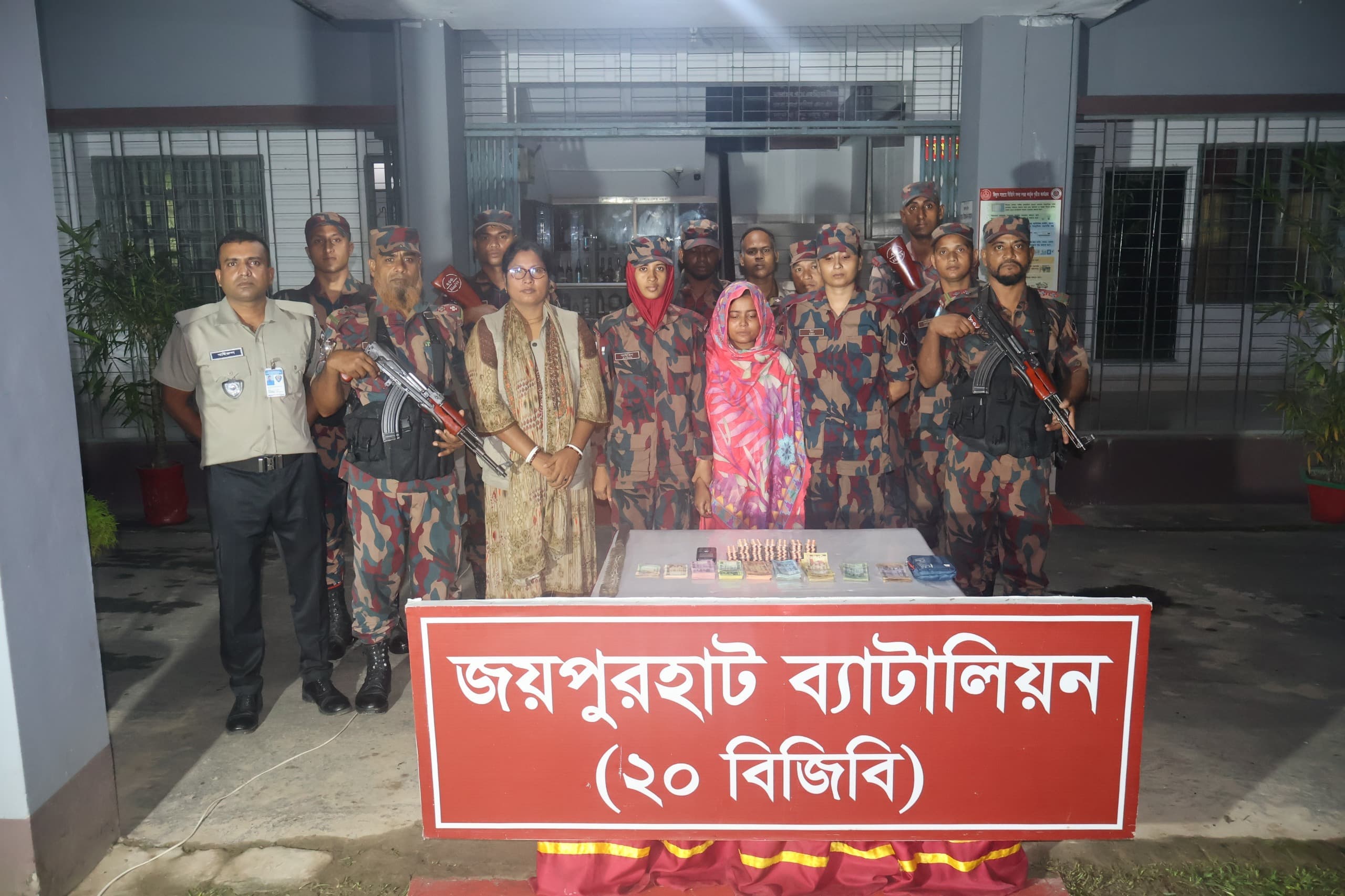 পাঁচবিবিতে ব্যবসায়ী পালিয়ে গেলেও মাদকসহ স্ত্রী আটক