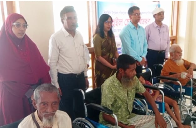 পাঁচবিবিতে দুস্থদের মাঝে হুইল চেয়ার বিতরণ