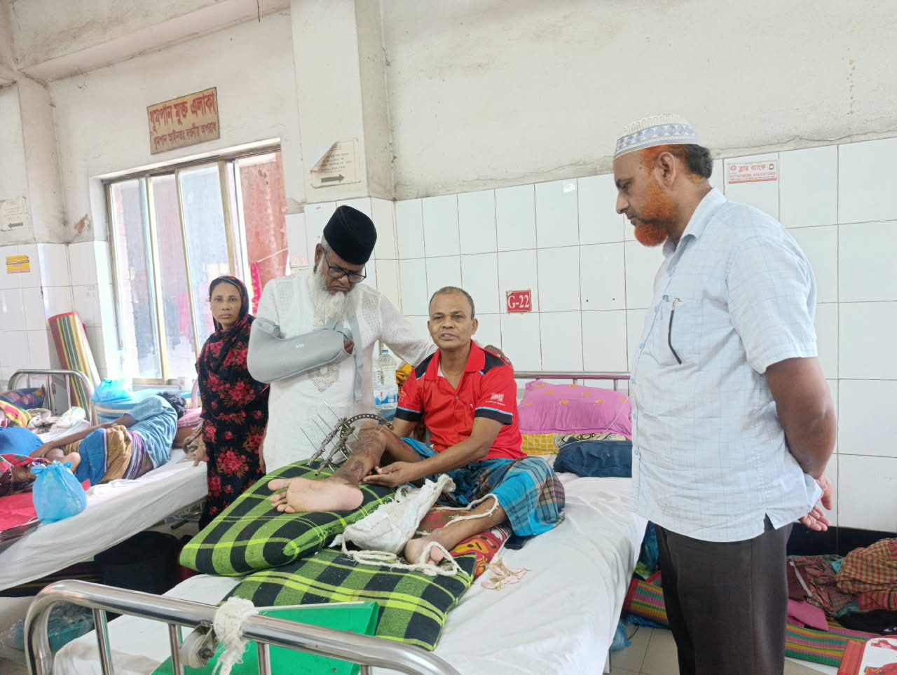 গুরুতর আহত সাংবাদিক জেমস আব্দুর রহিম রানাকে দেখতে নিটোরে এমপি গাজী এনামুল হক