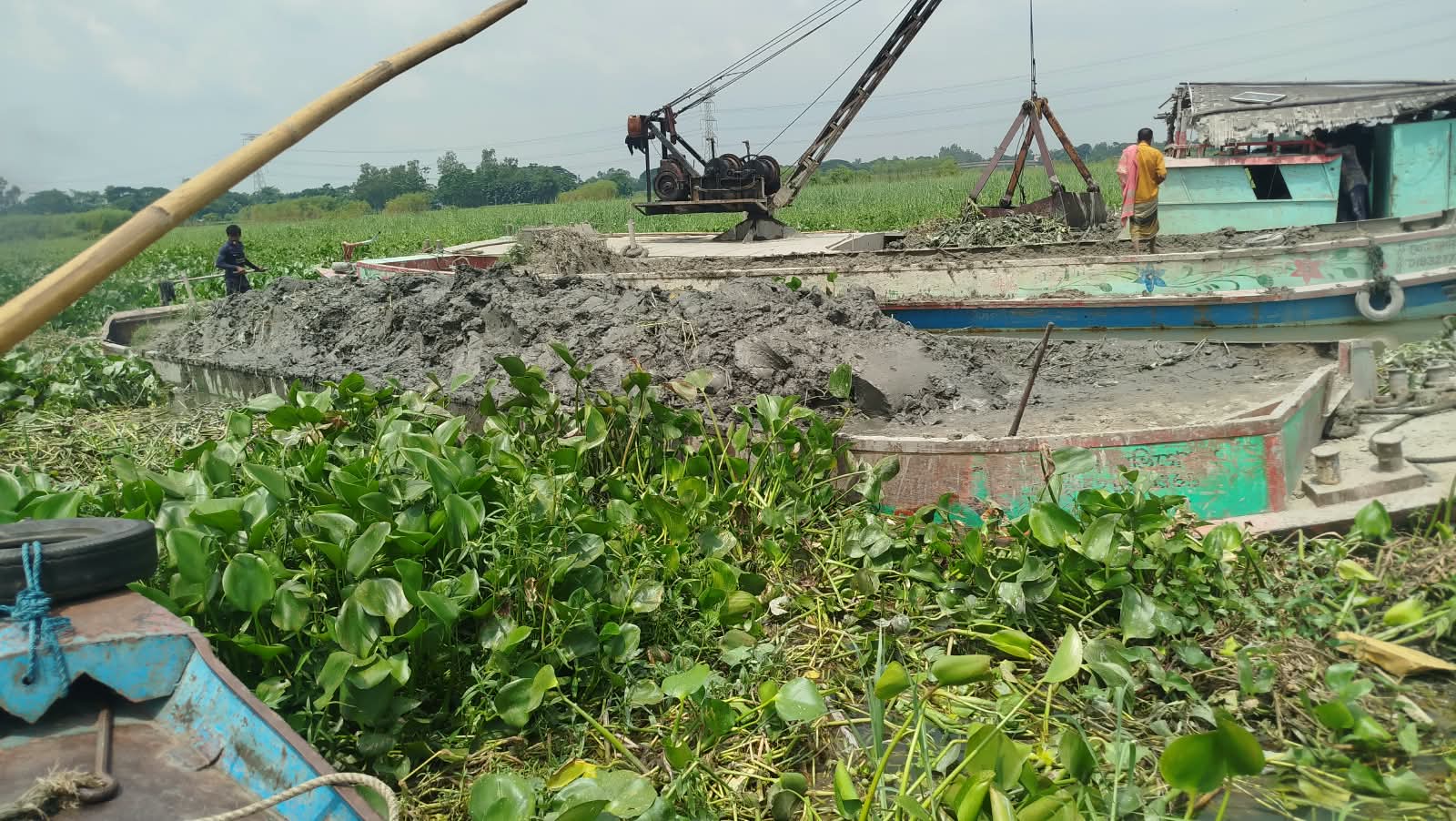 আলীরটেকে প্রকাশ্যে ফসলি জমির মাটি যাচ্ছে ইটভাটায়