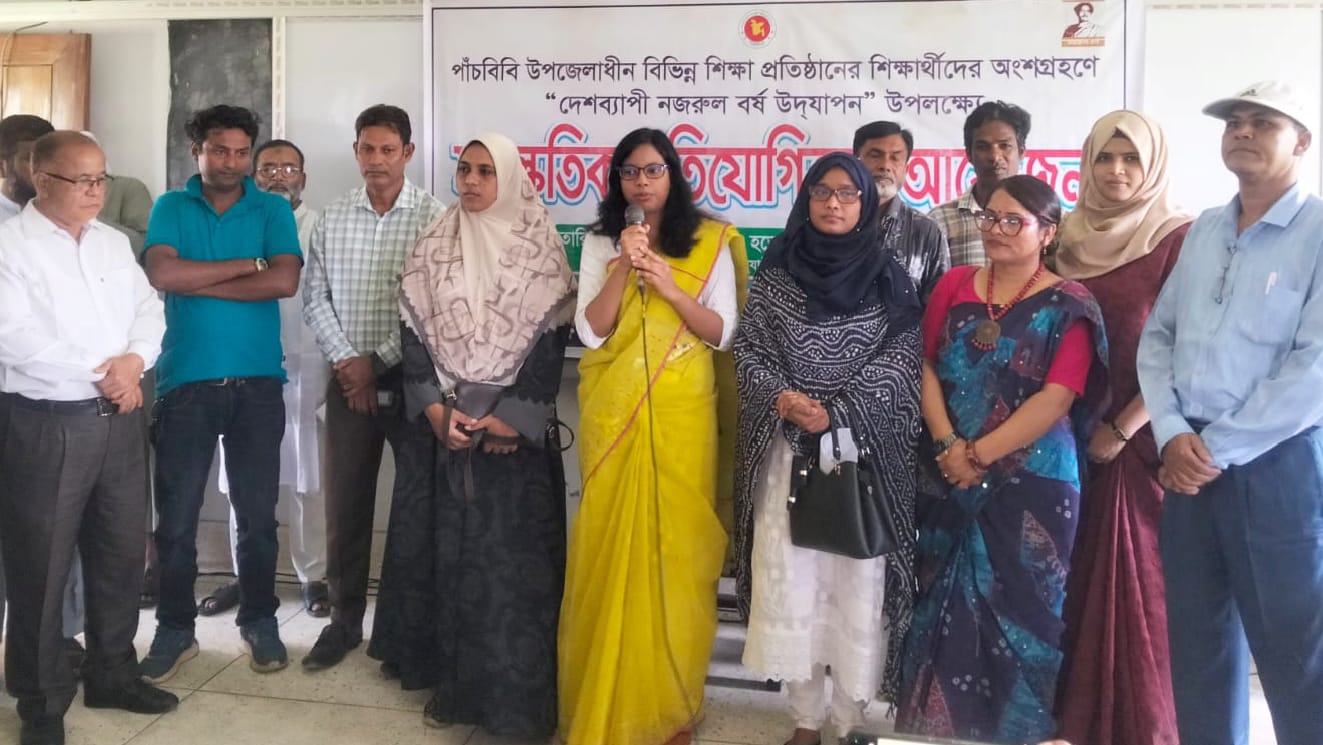 পাঁচবিবির ইউএনও নজরুল বর্ষের প্রতিযোগিতায় শিশুদের নাচ-গান উপভোগ করেন