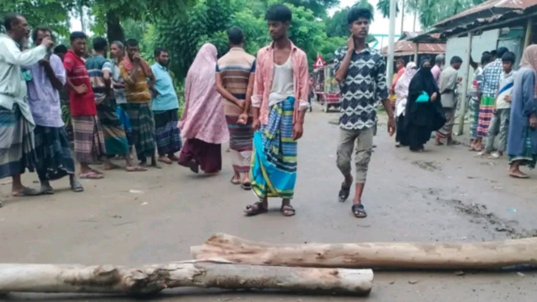 কুড়িগ্রামে সার না পেয়ে সড়ক অবরোধ কৃষি কর্মকর্তা অবরুদ্ধ