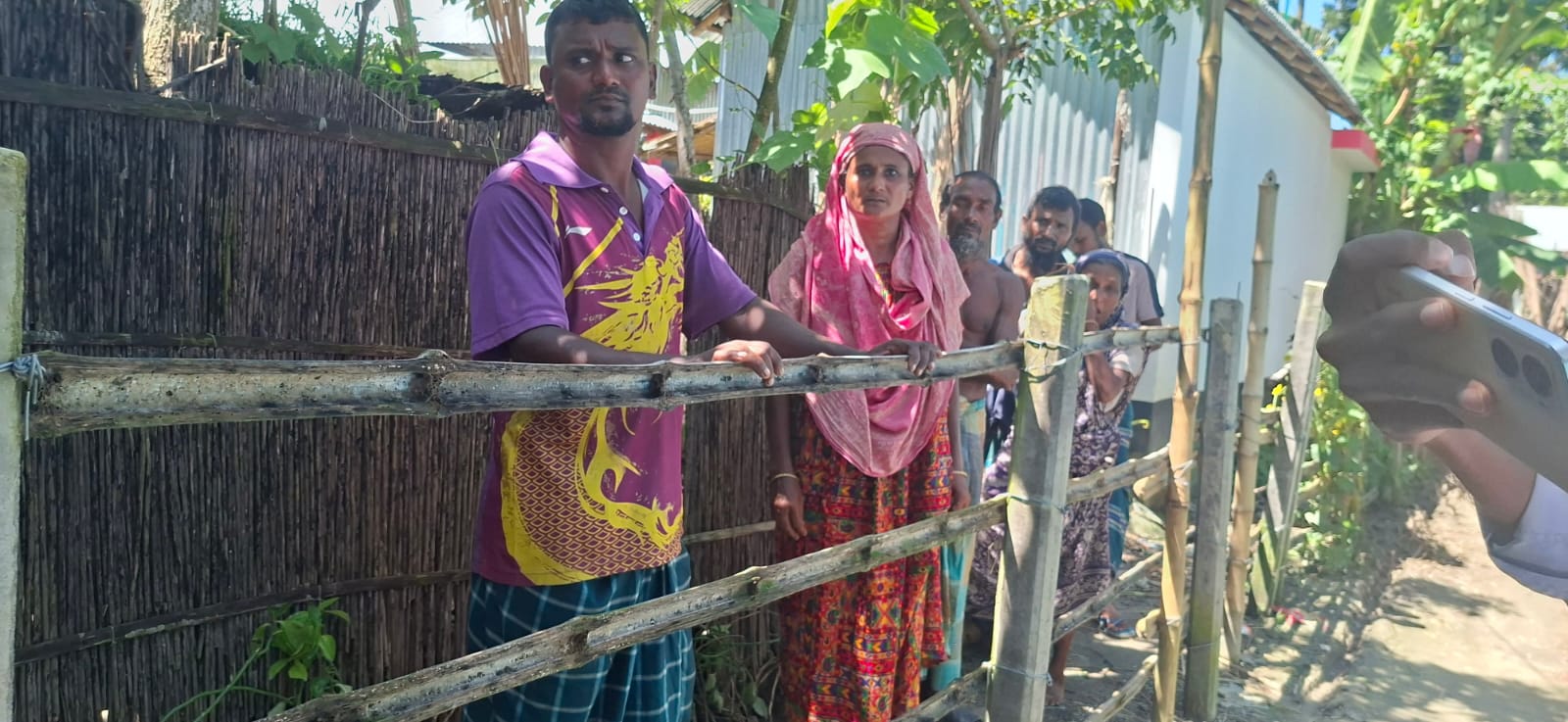 পল্লী বিদ্যুতের খুঁটি বসানো নিয়ে বিরোধ রাজবাড়ীতে বাড়ীর প্রবেশপথে বাঁশের বেড়া হাটুপানি দিয়ে ৪টি পরিবারের চলাচল