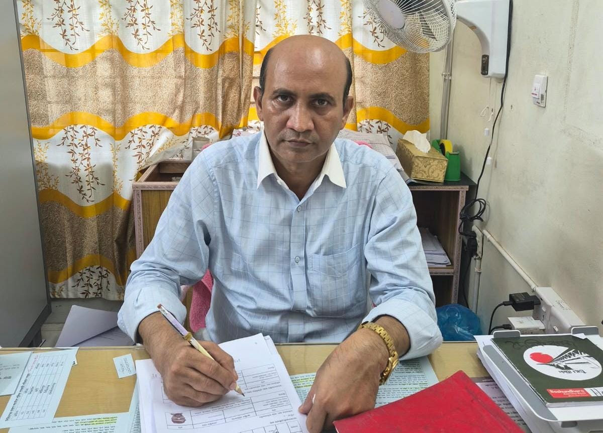 অনৈতিক আবদার না মানায় সিদ্ধিরগঞ্জের ভূমি কর্মকর্তা দুলাল দেবনাথের বিরুদ্ধে অপপ্রচার