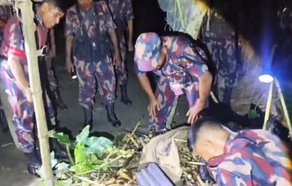 পাঁচবিবি সীমান্তে কষ্টিপাথর উদ্ধার করে বিজিবি