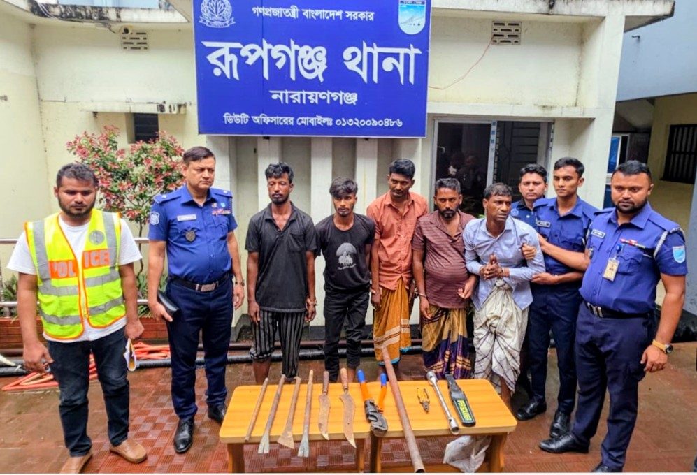 রূপগঞ্জে ধারালো অস্ত্রসহ পাঁচ ডাকাত গ্রেফতার : স্বর্ণালংকার উদ্ধার