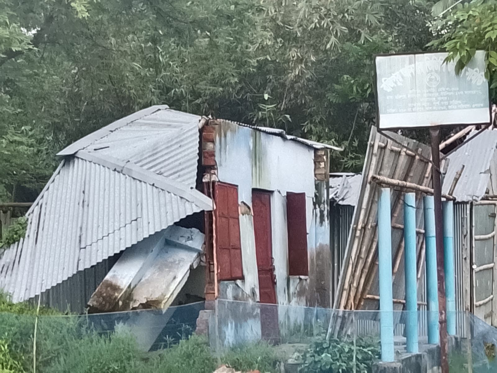 ঝড়ে বিধ্বস্ত ঐতিহ্যবাহী রজিপুর আনসার-ভিডিপি উন্নয়ন সমিতি ও পল্লী উন্নয়ন গ্রন্থাগার