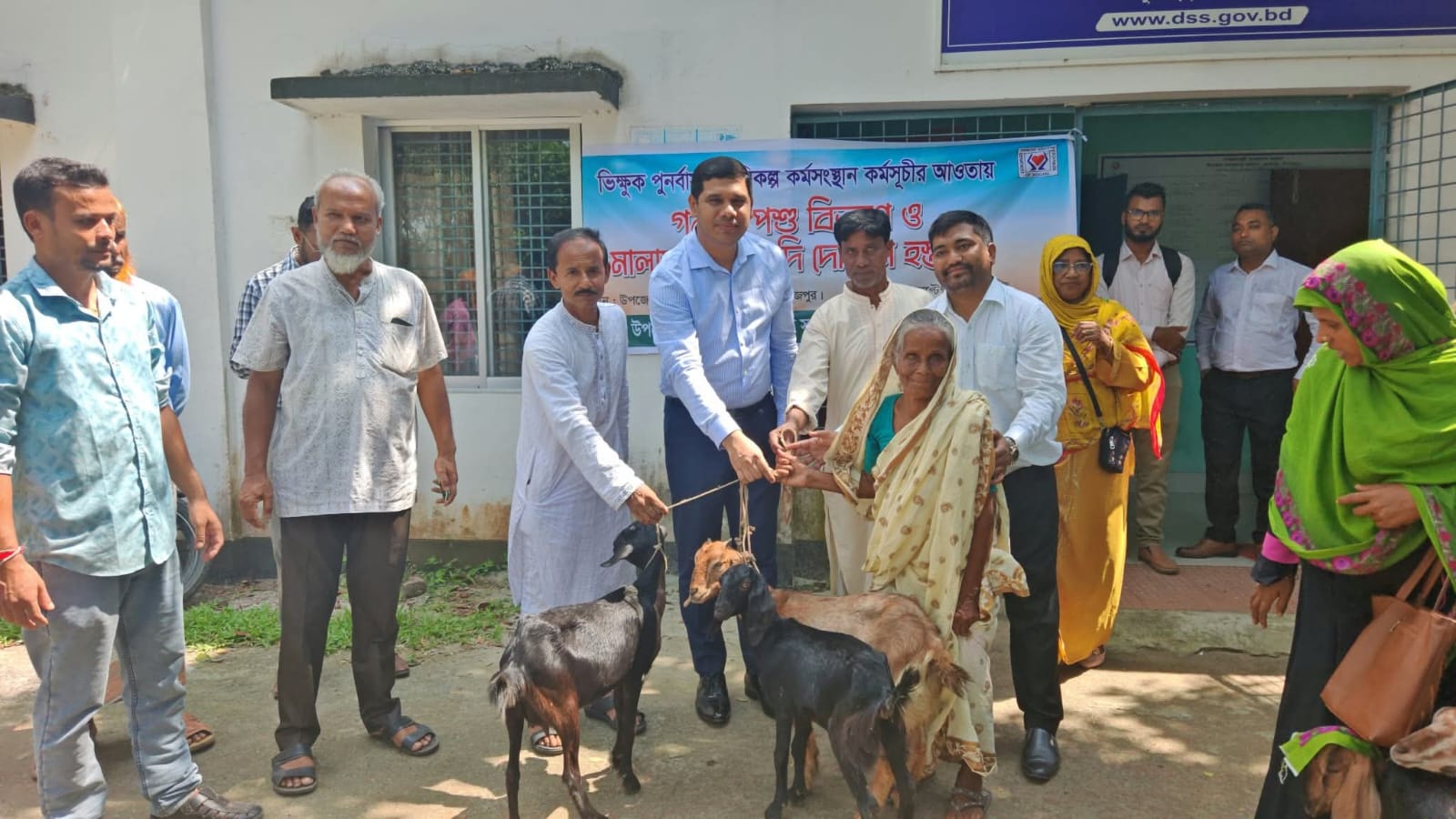ফুলবাড়ীতে ভিক্ষুকদের মাঝে ছাগল বিতরণ করা হয়েছে