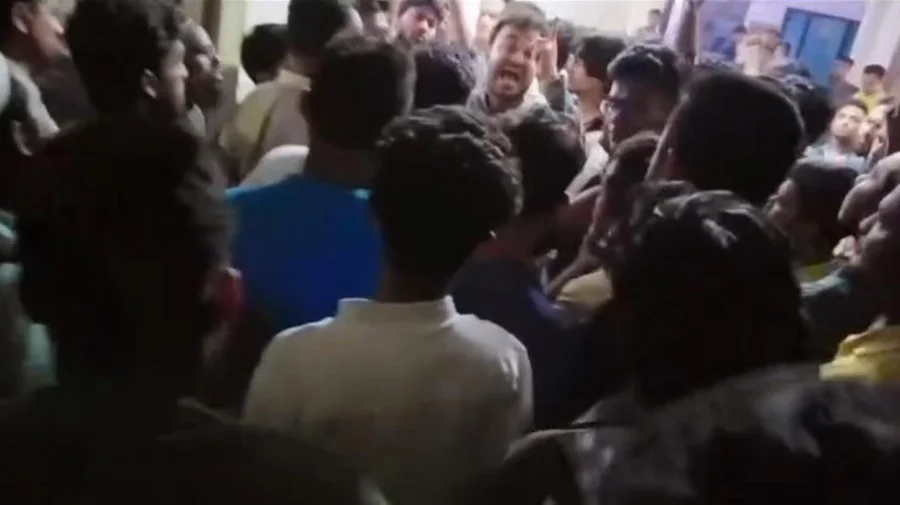 ফতুল্লায় আর কোনও কর্মীর গায়ে হাত দিলে থানার ইট খুলে নেবো: ওসির কক্ষের সামনে এনসিপি নেতা