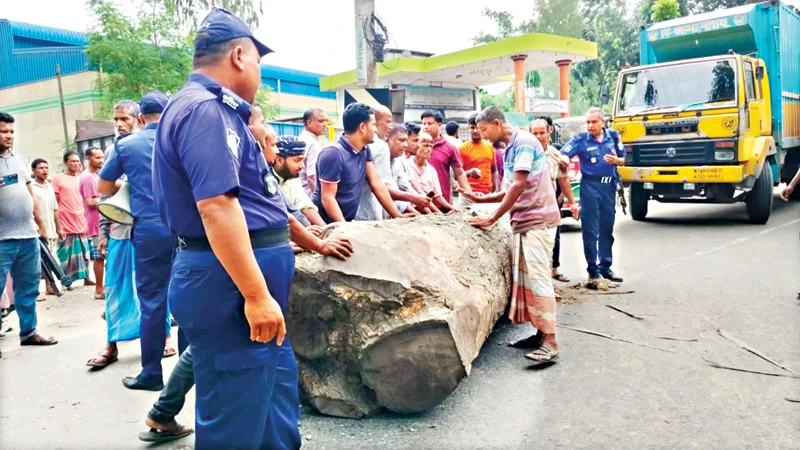সারের দাবিতে উত্তেজনা, কোথাও সড়ক অবরোধ-ভাঙচুর