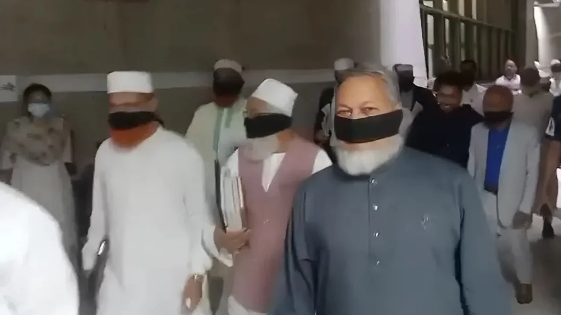 সংসদ থেকে ওয়াকআউটের পর মুখে কাপড় বেঁধে বের হলেন বিরোধীদলের নেতারা