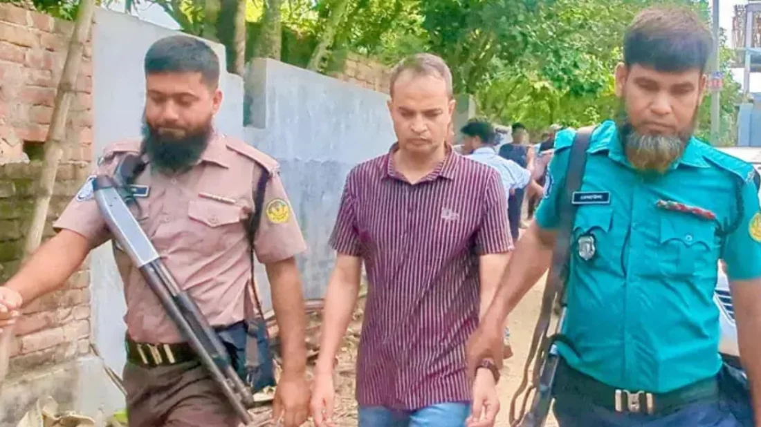 রাজশাহীতে ফ্ল্যাটের দরজা ভেঙে নারীসহ সাবেক ওসিকে থানায় নিল পুলিশ