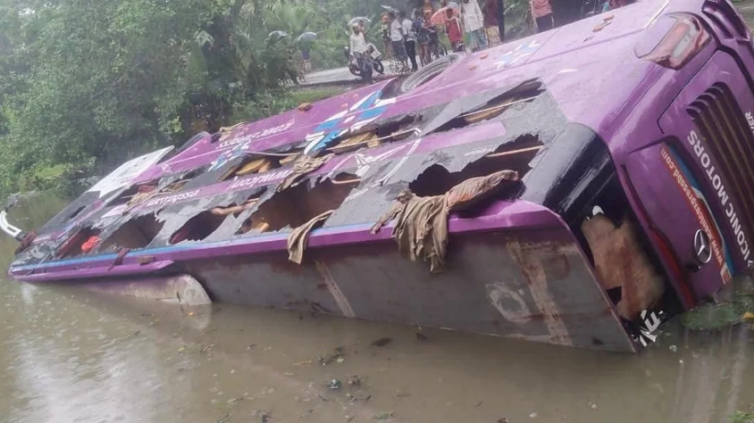 জবির সাবেক শিক্ষার্থীদের নিয়ে পুকুরে ডাবল ডেকার স্লিপার বাস, আ’হত ১৫